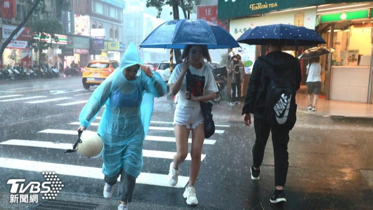 雷雨來的又快又急！（圖／黃城碩攝）