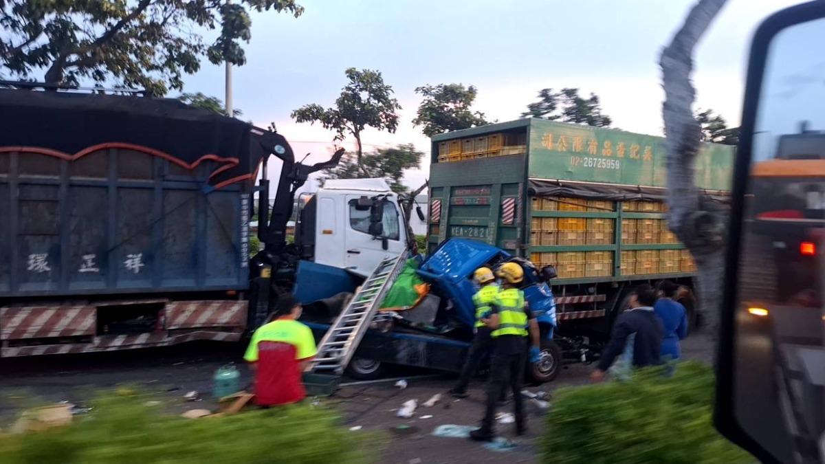 台中市清水區今（23）日發生一起5車連環撞嚴重車禍。（圖／翻攝自記者爆料網）