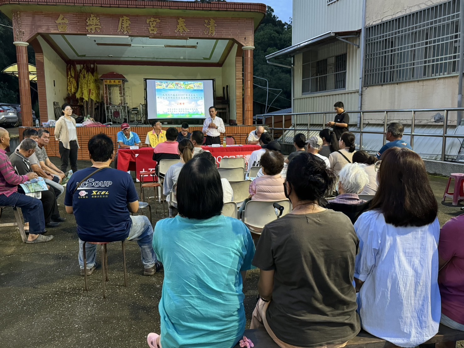 高雄市政府水利局向居民說明水土保持現況。（圖／中央社）