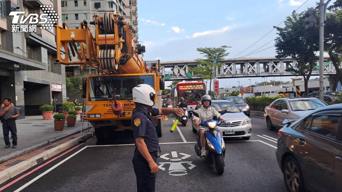 吊車拋錨佔據外車車道導致淡水聯外道路狂塞4小時。（圖／TVBS）