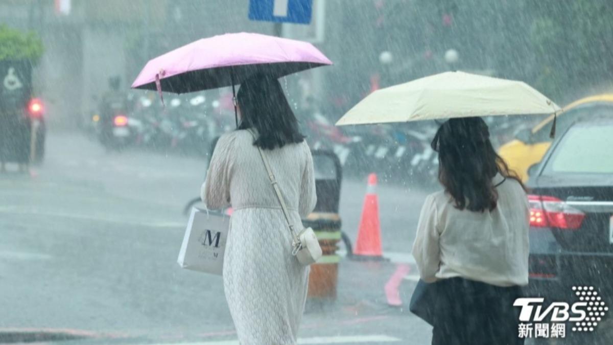 氣象署發布大雨特報。（圖／黃城碩攝）