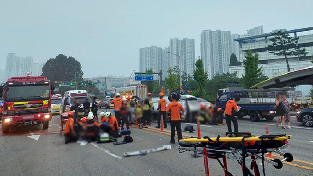 南韓廂型車疑似闖紅燈遭撞釀5人死亡。（圖／翻攝自京畿道消防災難本部）