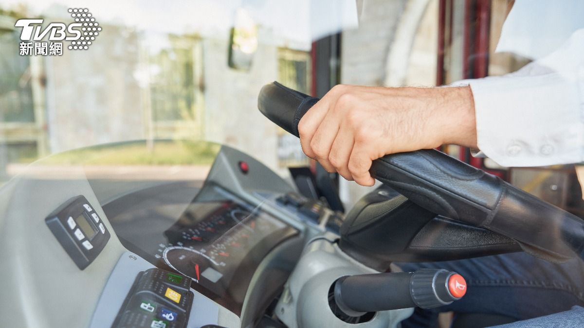 桃園一名黃姓公車司機與機車騎士發生行車糾紛。（示意圖，非當事人／shutterstock 達志影像）