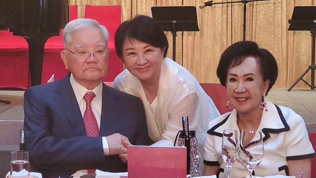 90歲連戰今舉辦鑽石婚宴，台中市長盧秀燕也到場祝賀。（圖／連辦提供）