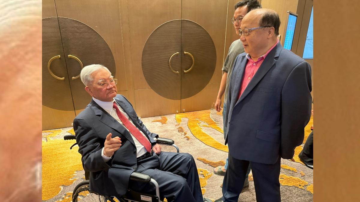連戰鑽石婚／90歲連戰病癒後曝光 「滿頭白髮」手緊握盧秀燕│TVBS新聞網