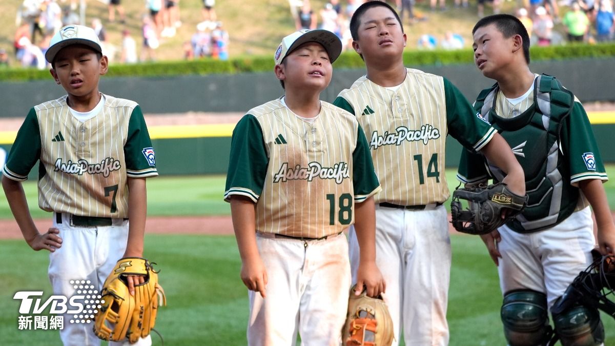 U.S. official greets Taiwanese players at Little League (AP) U.S. official greets Taiwanese players at Little League