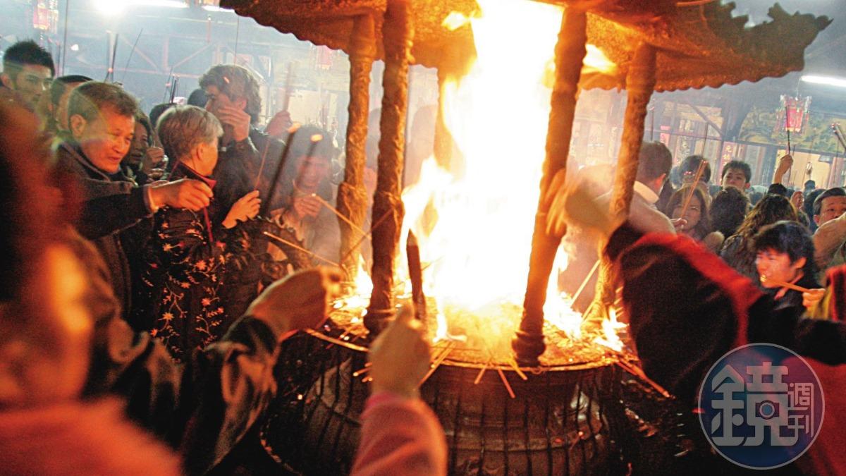 簡父演出布袋戲酬神時遭逮，現場宮廟香爐還轟然發爐。（示意圖／鏡週刊）