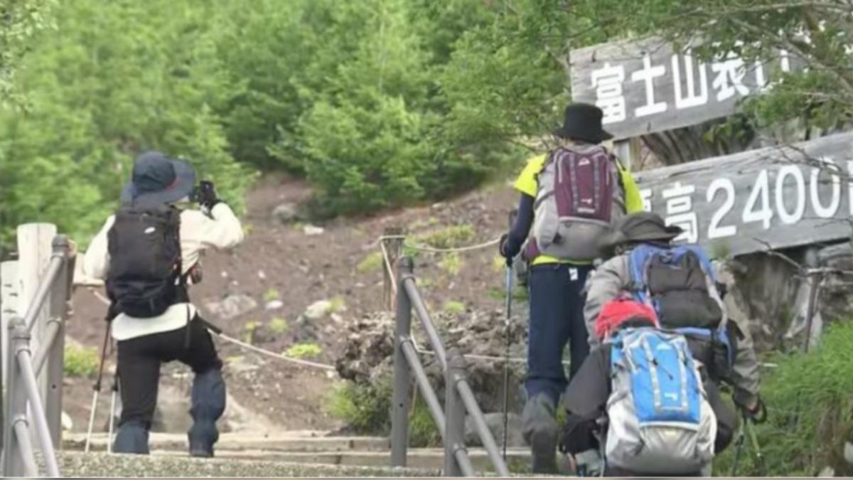 富士山自7月10日開山以來，截至8月9日為止，共發生27起登山事故，平均每日發生一起。（圖／擷取自富士新聞網）