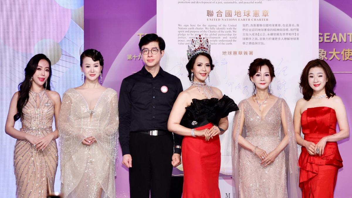 左起李雅楹、張如君、法喬醫美診所總院長邱浚彥、蕭美萍、紀皖珍、晶璽健康事業集團執行長何修榕參與盛會。（圖／中華全球城市選拔協會提供）