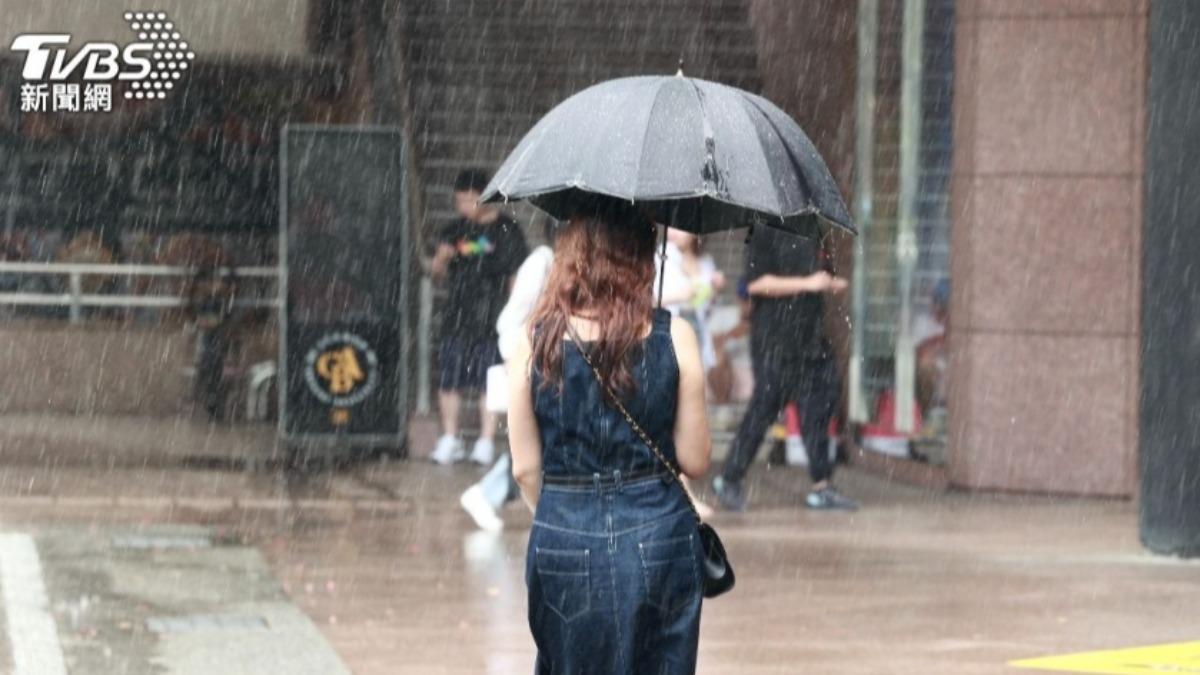 氣象署發布大雨特報。（圖／黃城碩攝）