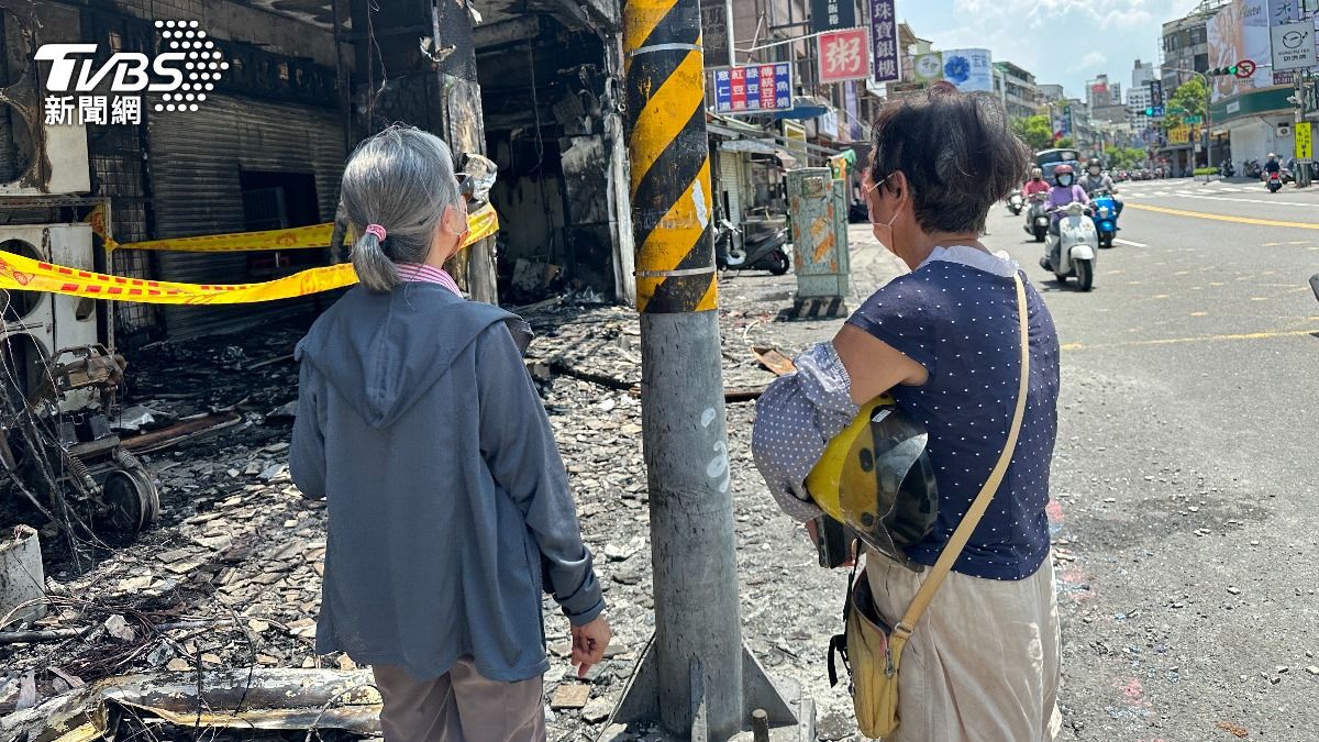 屋主無奈表示隔壁店家的帆布招牌延燒，導致住家也被燒毀，損失慘重。（圖／陳佳宜攝）