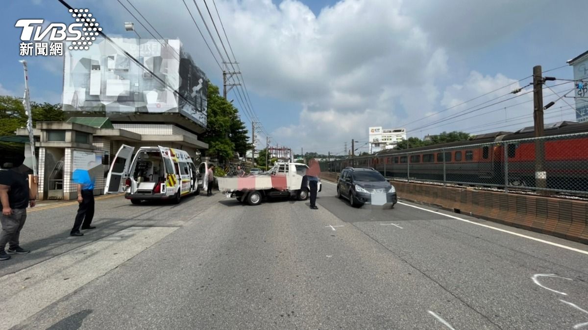 雙載機車猛撞小貨車。（圖／TVBS）