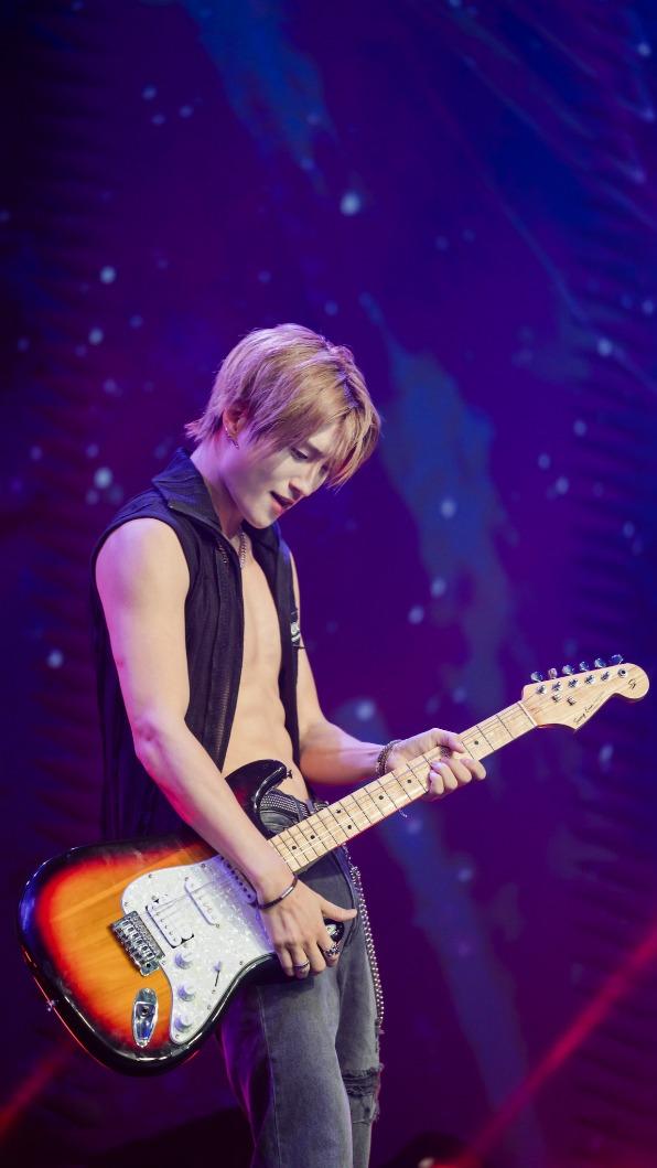 E-CHEN大露胸肌彈貝斯。（圖／Fu Entertainment、Brave Entertainment提供）