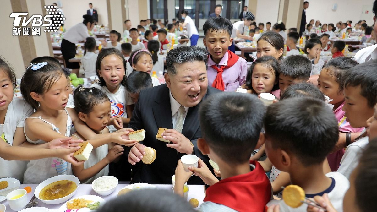 8月中旬，北韓領導人金正恩參訪一個未公開地點的洪災收容所。（圖／達志影像路透社）