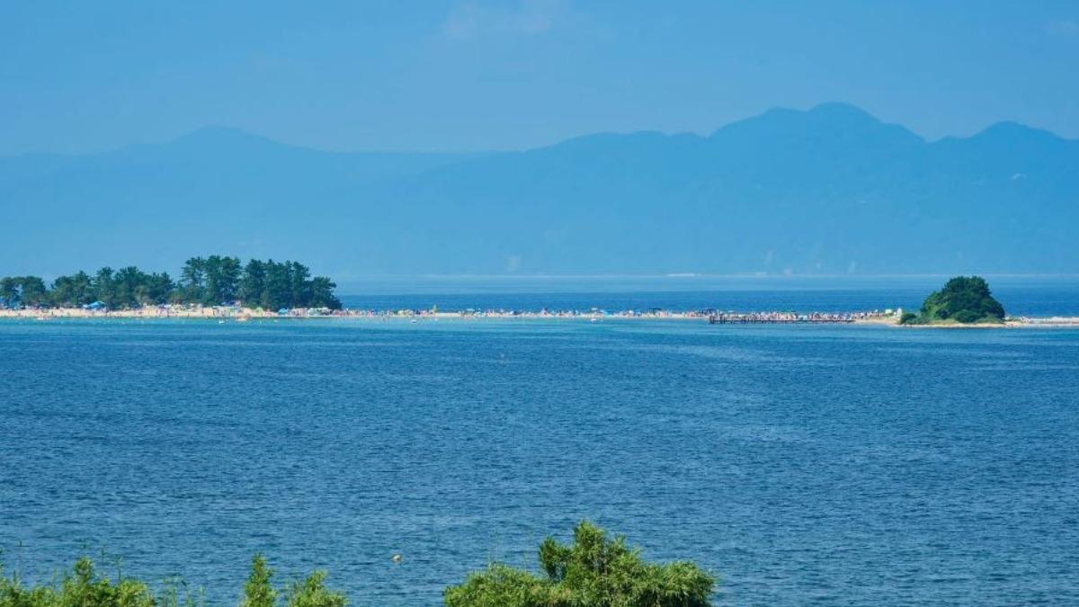 敦賀市無人小島「水島」不斷有海豚攻擊人類。（圖／翻攝自日本觀光局官網）