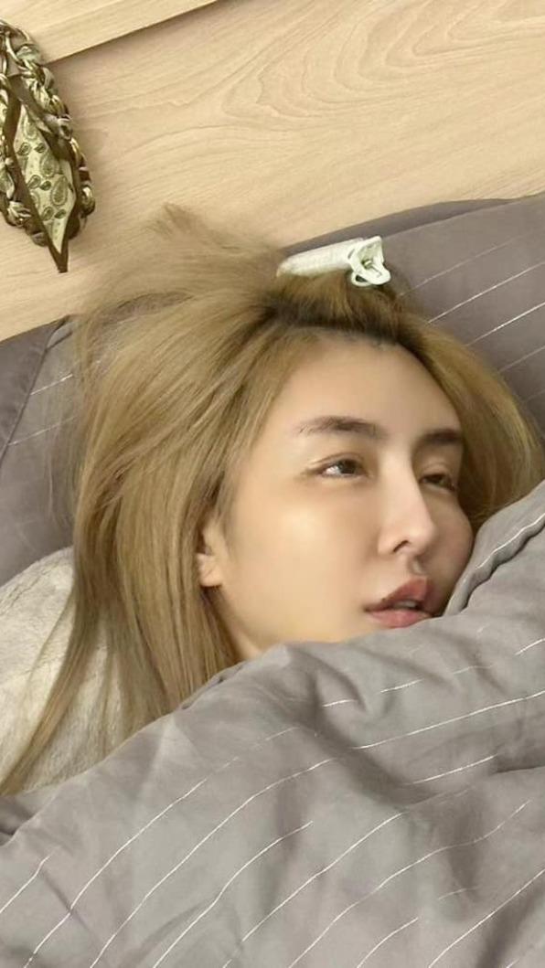 雪碧PO出恐怖睡照自嘲「死不瞑目」。(圖/翻攝自臉書)
