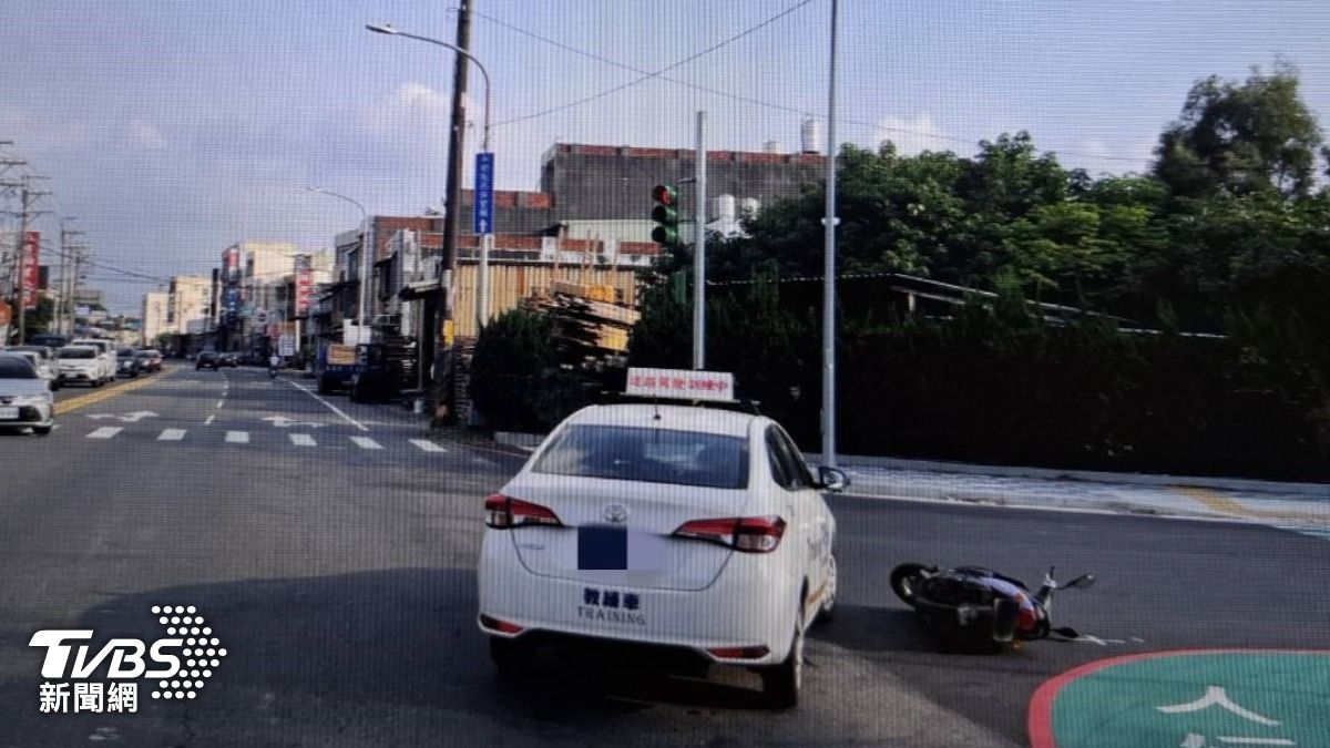 中壢一名女子駕駛教練車時，與另一名騎士發生碰撞。（圖／TVBS）