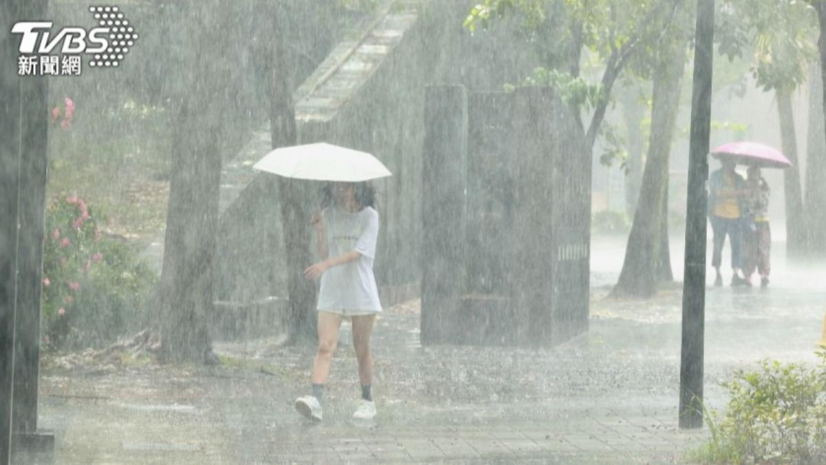 氣象署發布大雨特報。（示意圖／黃城碩攝）