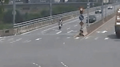 張男未依規定二段式左轉,遭同向內側車道直行的林男撞飛。(圖/TVBS)