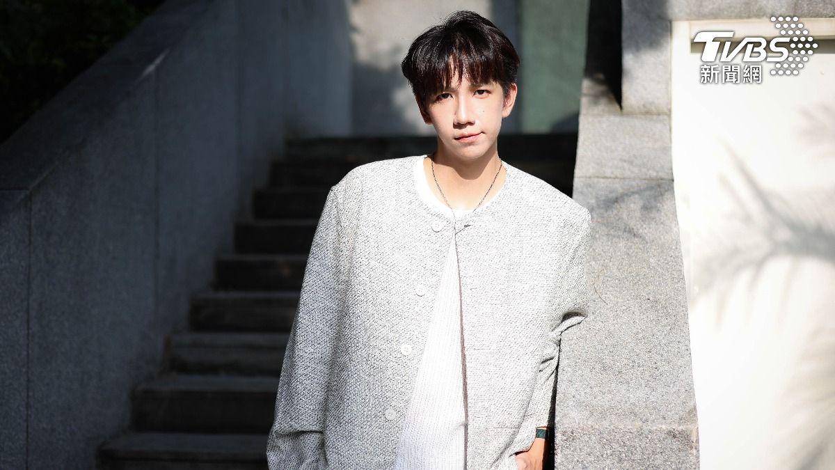 仕偉和團員薛恩在疫情期間一起創立香氛品牌，更奔走各大工廠找合作機會。（圖／張哲鳴攝、場地提供：ACME）