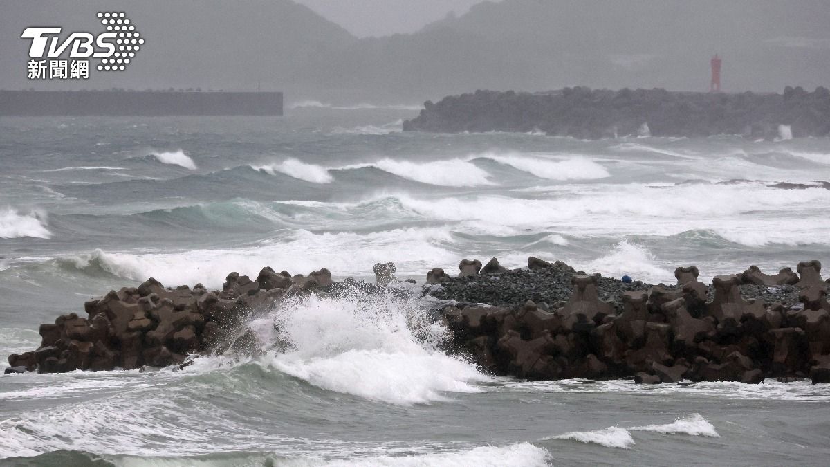 珊珊颱風來襲，日本沿岸出現大浪。（圖／達志影像美聯社）