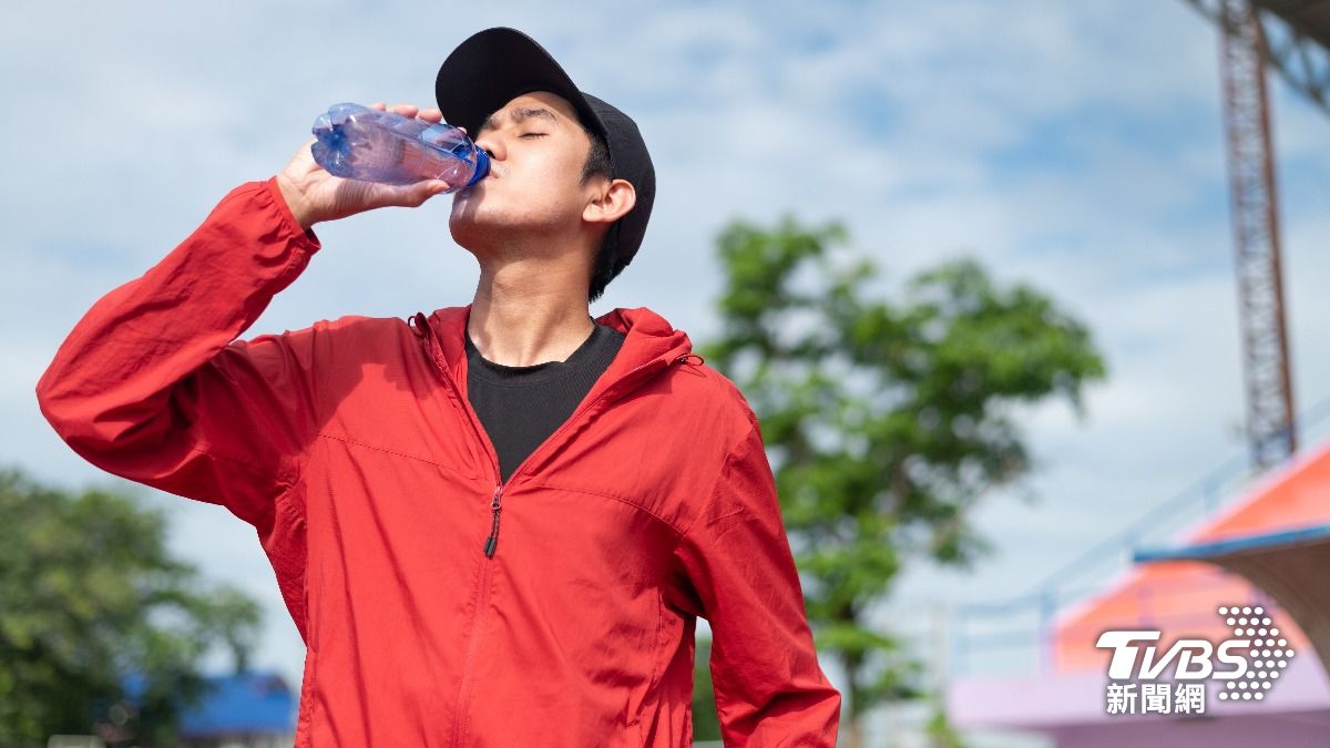 研究證實塑膠微粒存在於各種塑膠瓶裝飲料之中。（示意圖／shutterstock達志影像）