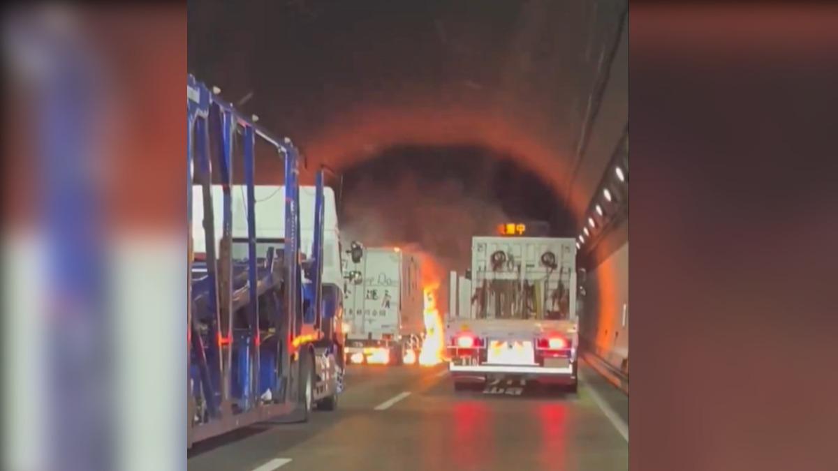 東京灣跨海公路隧道內發生3車追撞事故，造成小客車駕駛死亡。（圖／翻攝自 X @republic）