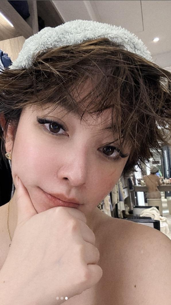 更衣室的鏡子反射出許維恩的背面。（圖／翻攝許維恩IG）