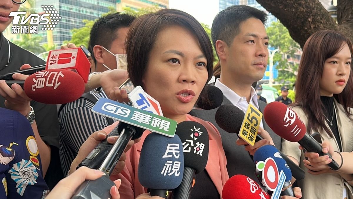 針對京華城案，北市議員簡舒培今赴監察院彈劾民眾黨主席、台北市前市長柯文哲。（圖/林茜妤攝）