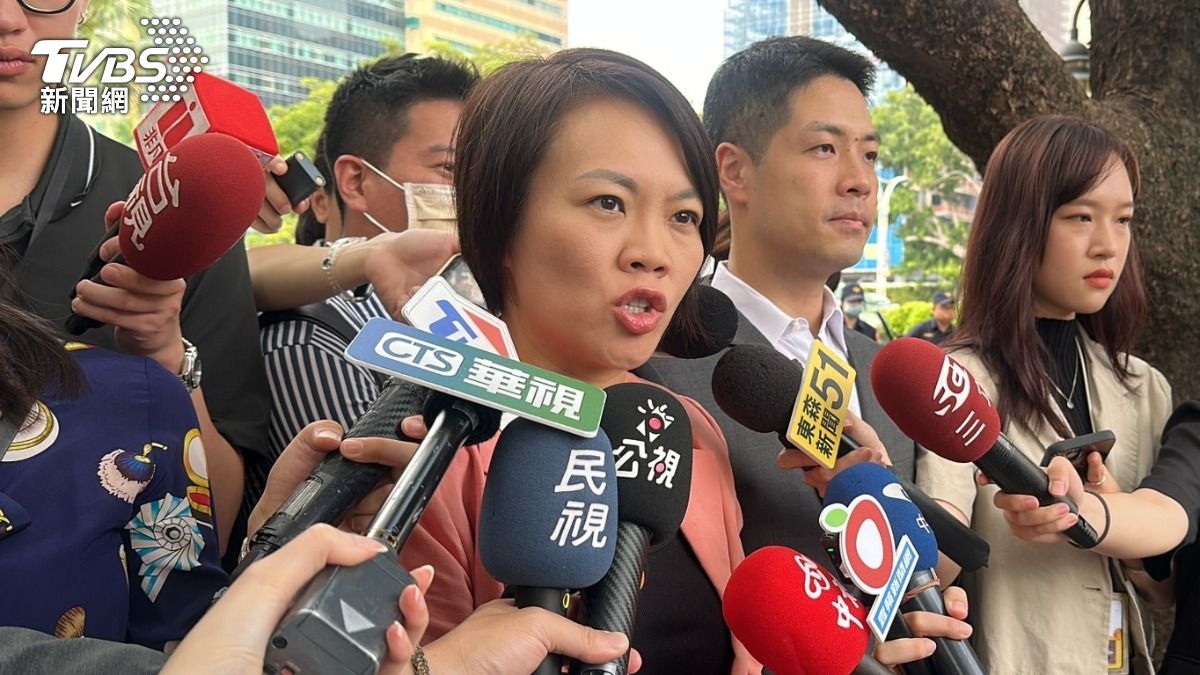 針對京華城案，北市議員簡舒培今赴監察院彈劾民眾黨主席、台北市前市長柯文哲。（圖/林茜妤攝）