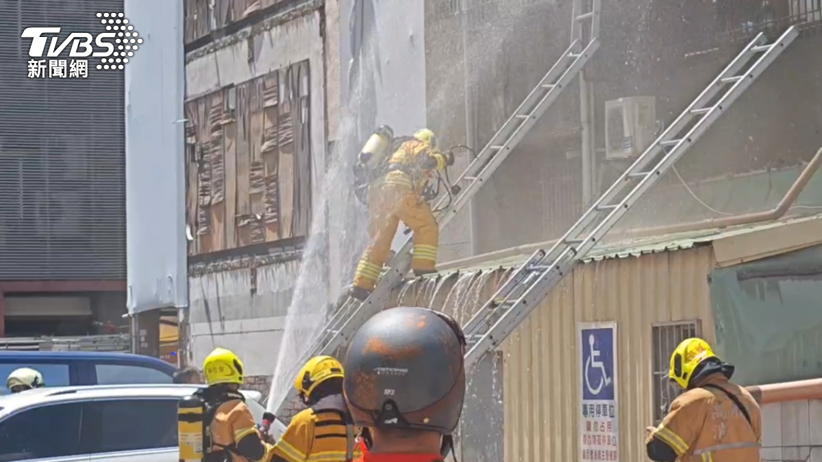 兩名消防員進入火場後因高溫導致身體不適，被緊急送醫。（圖／TVBS）