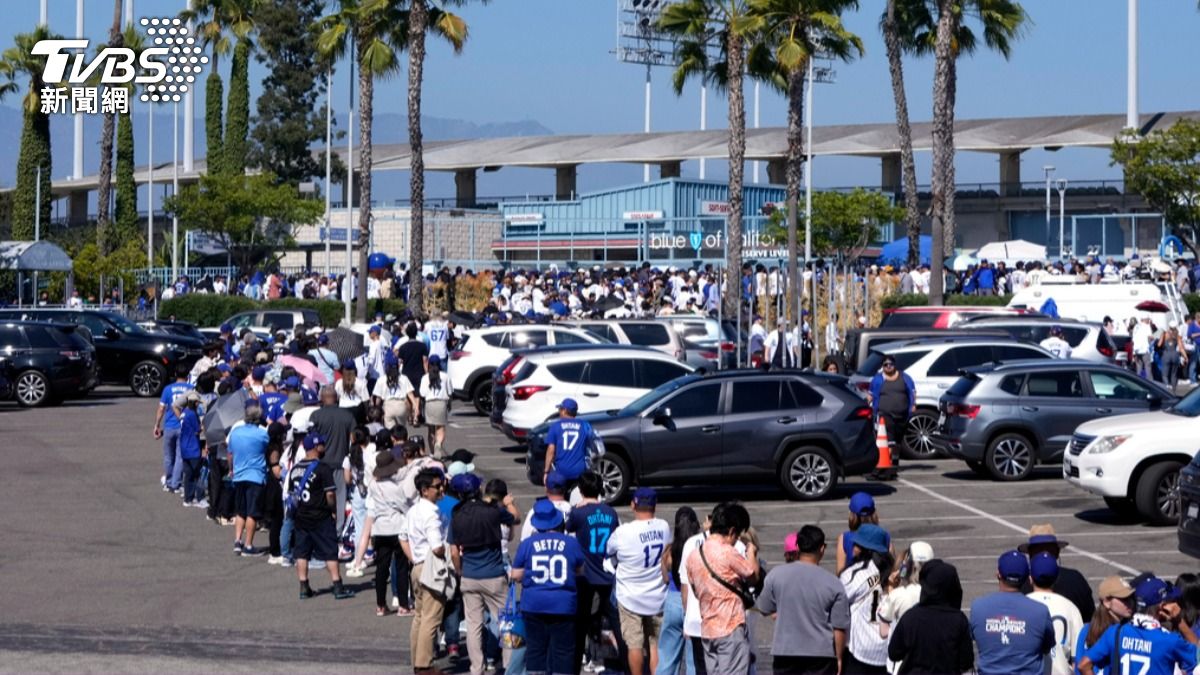 大谷的搖頭娃娃吸引球迷在開賽前12個小時就在道奇球場外排起常常隊伍，深怕拿不到。（圖／達志影像美聯社）