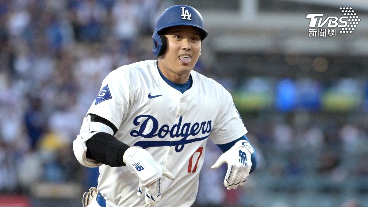 大谷翔平29日開轟後以模仿狗狗吐舌的動作向愛犬致意。（圖／達志影像路透社）