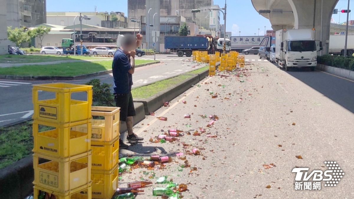 車廂內空酒瓶全數散落一地。（圖／TVBS）
