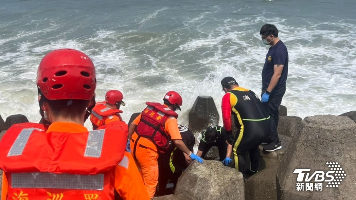 警方今日中午於消波塊中尋獲陳男遺體。（圖／TVBS）