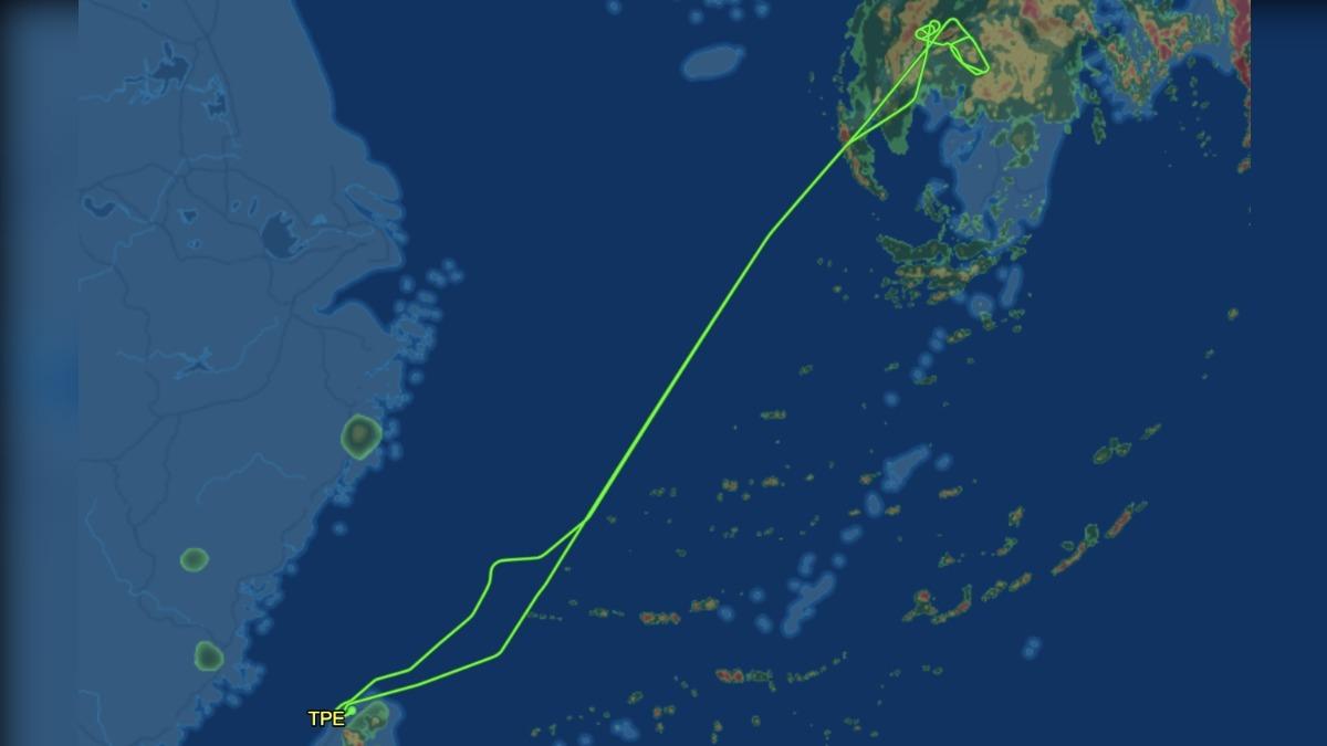 長榮BR106桃園飛福岡因為珊珊颱風而無法降落。（圖／翻攝FlightAware）