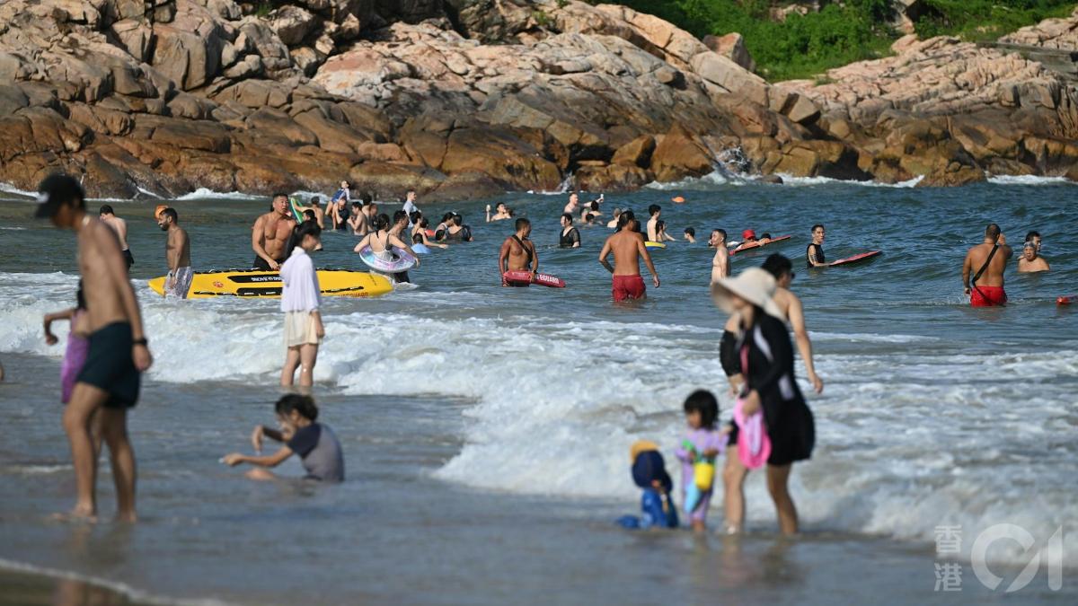 香港民眾趁好天氣到海邊戲水。（圖／香港01）