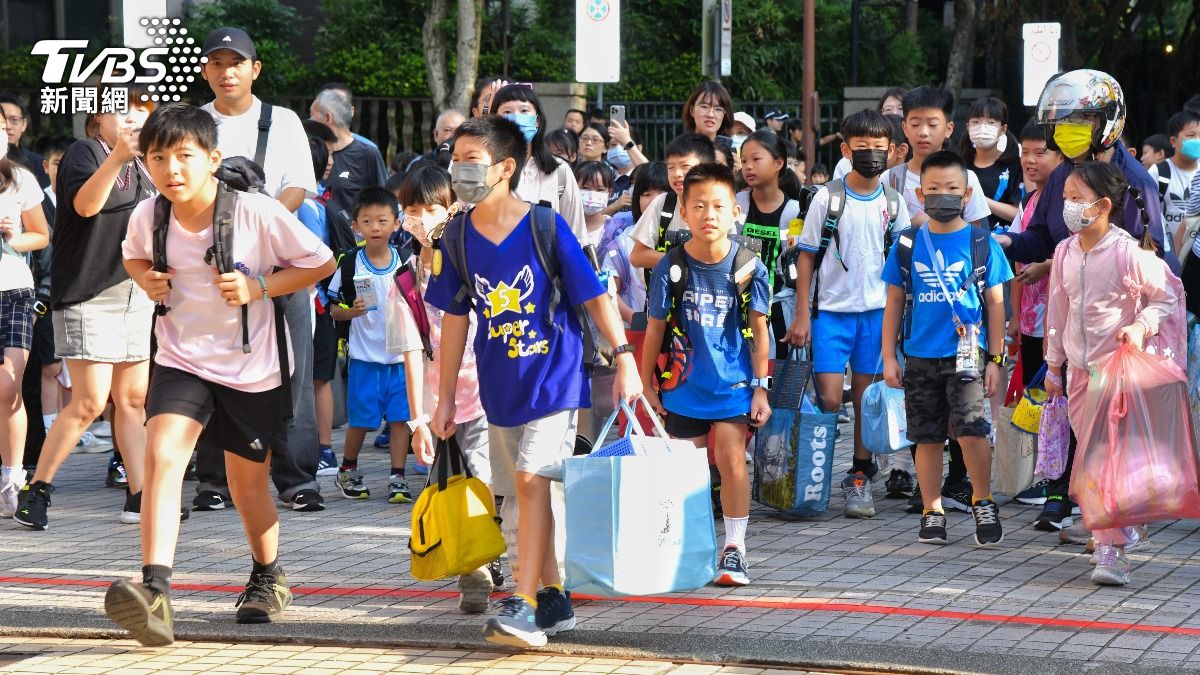 有家長認為今週五開學日，上一天休兩天不合理，教育局長認為，剛好可以為新學期暖身。（圖／記者胡瑞麒攝）