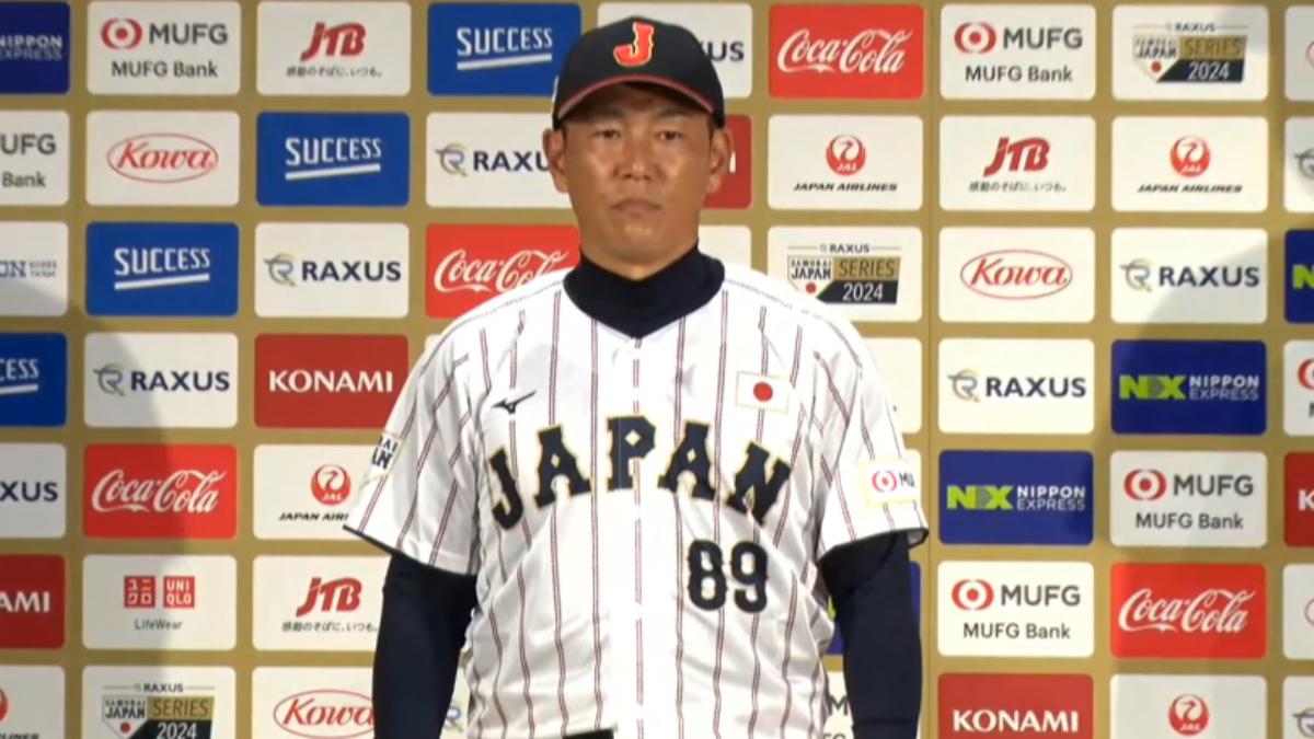 井端弘和穿著主場的白色球衣。(圖/翻攝自侍ジャパンチャンネル YouTube)