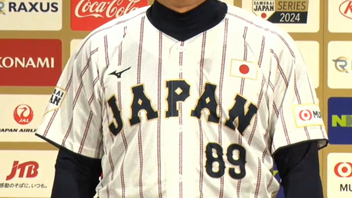 白色球衣有著紅藍相間的條紋,被稱為「無雙條紋」。(圖/翻攝自侍ジャパンチャンネル YouTube)