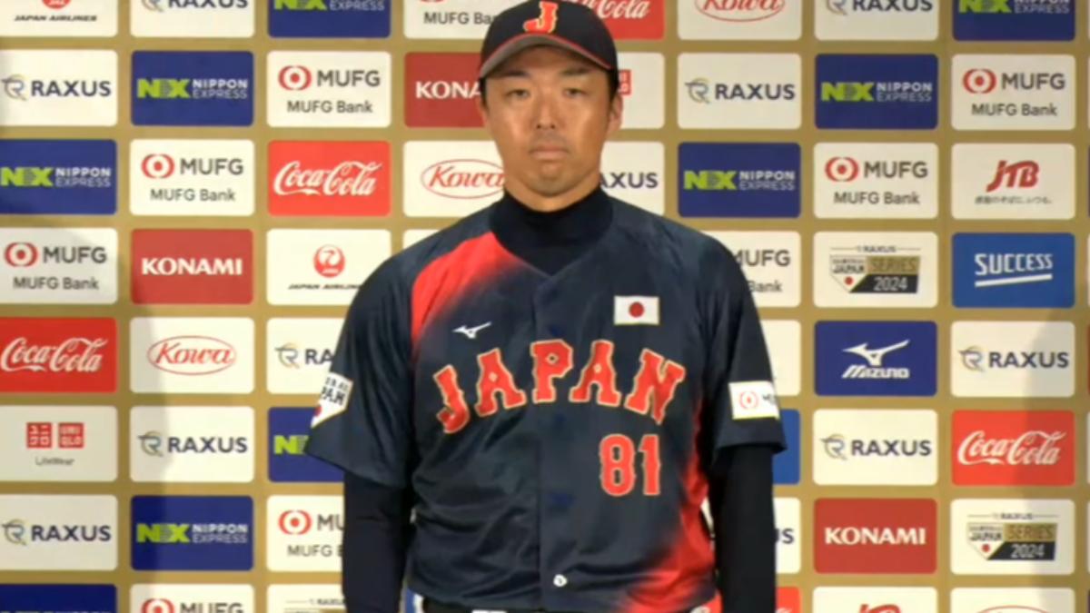 投手教練吉見一起穿著深藍帶著紅色線條客場球衣出場。(圖/翻攝自侍ジャパンチャンネル YouTube)