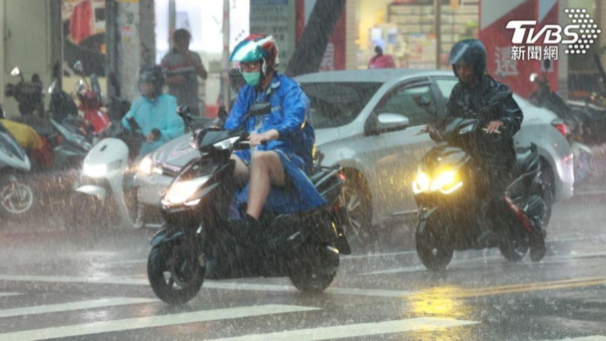 氣象署發布大雨特報。（資料圖／黃城碩攝）