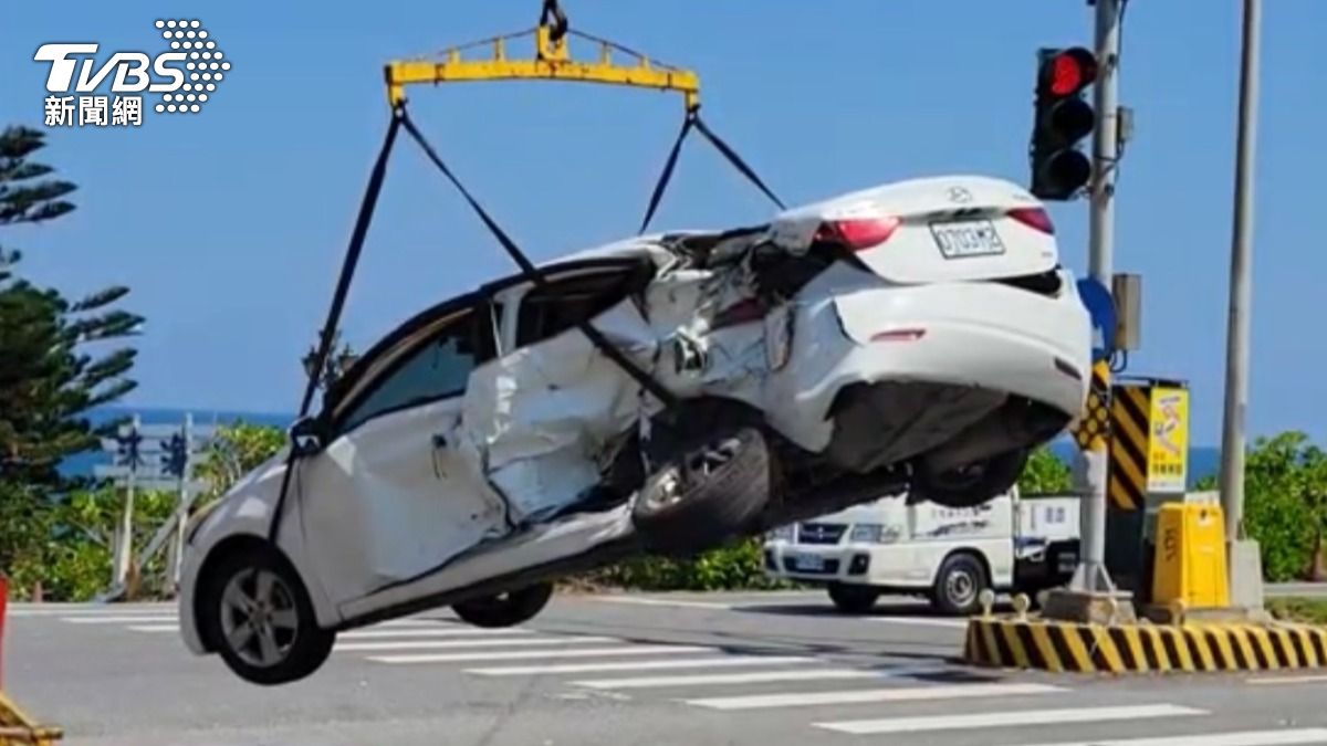 白色轎車遭劇烈撞擊，車身毀損嚴重。(圖／TVBS）