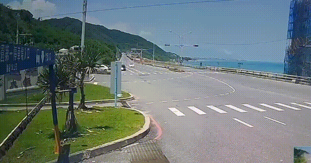 一輛醫院公務車閃避不及，從後方攔腰撞上。（圖／TVBS）