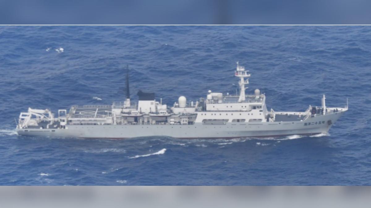 中國海軍測量艦入侵日本領海。（圖／翻攝自日本防衛省）