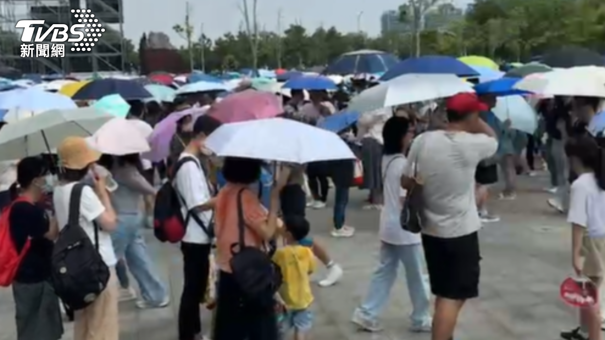 文博會場外湧現「雨傘海」。（圖／民眾授權提供）