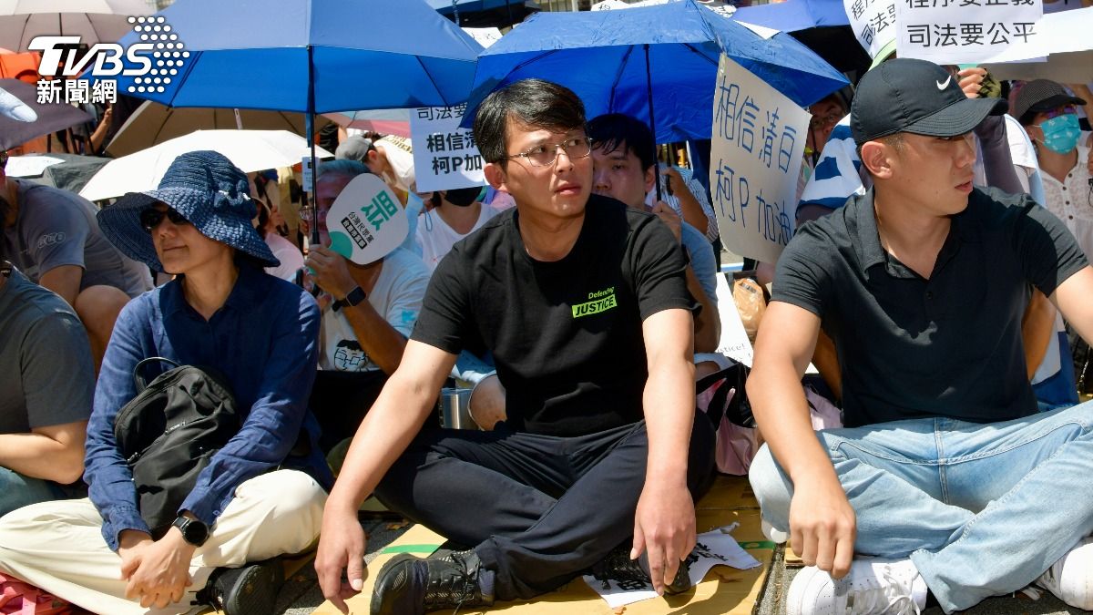 黃國昌到北檢陪小草聲援柯文哲。(圖／胡瑞麒攝)