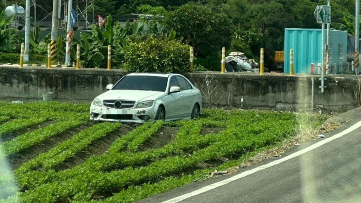 賓士車一秒到田中。（圖／翻攝自網路社群）