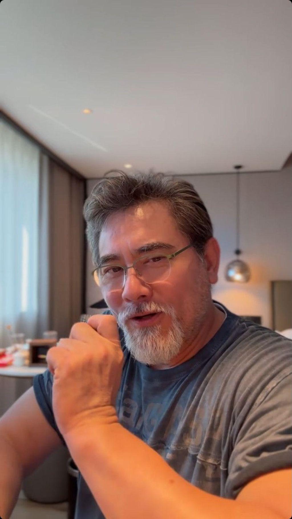 趙文瑄錄影片和粉絲互動。(圖/翻攝自微博)