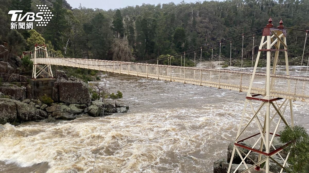 澳洲塔斯馬尼亞州因冷鋒出現破壞性強風暴雨。（圖／達志影像路透社）